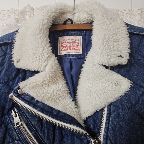 LEVI'S Belted Quilted Sherpa Trucker Jacket - Picture 5 of 6